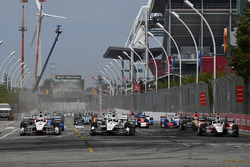 Start: Helio Castroneves, Team Penske Chevrolet, Simon Pagenaud, Team Penske Chevrolet aan de leidin