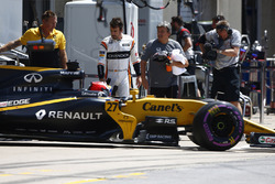 Nico Hulkenberg, Renault Sport F1 Team RS17, Fernando Alonso, McLaren