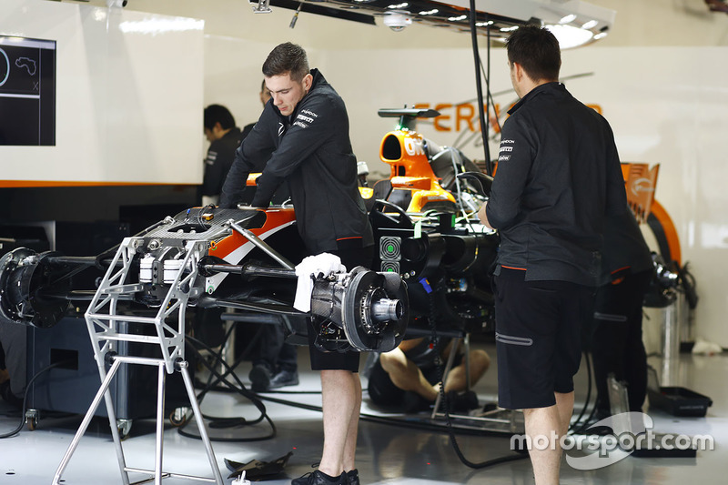 Сборка McLaren MCL32 в гараже