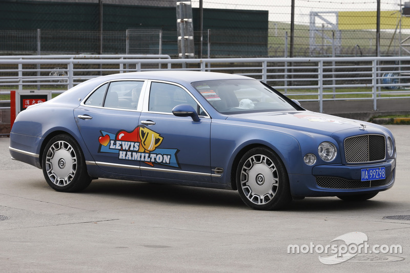 Автомобиль Bentley с наклейкой в честь Льюиса Хэмилтона