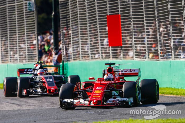 Sebastian Vettel, Ferrari SF70H y Kevin Magnussen, Haas F1 Team VF-17