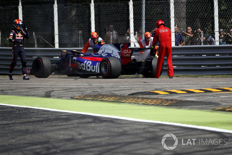 Carlos Sainz Jr., Scuderia Toro Rosso STR12 stops on track