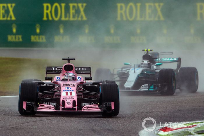 Sergio Pérez, Sahara Force India VJM10 y Valtteri Bottas, Mercedes-Benz F1 W08