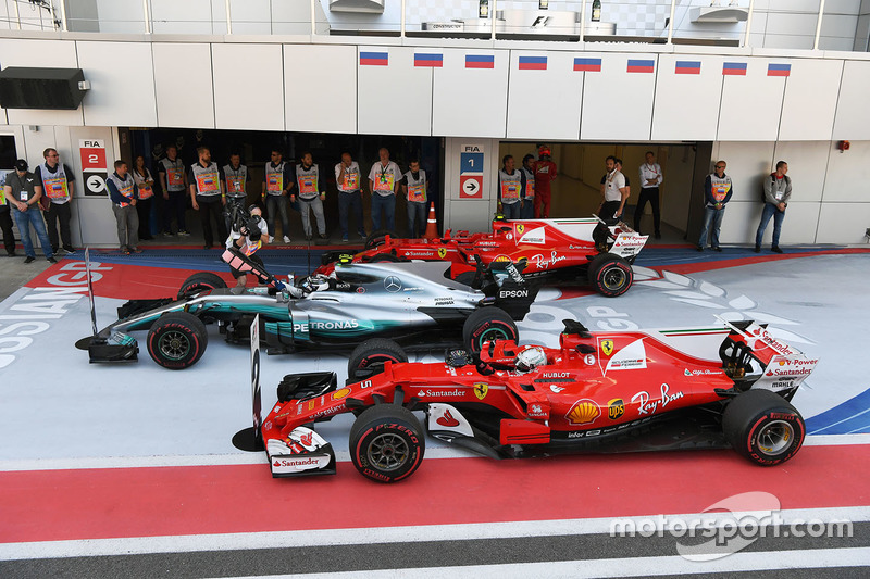 Le vainqueur Valtteri Bottas, Mercedes AMG F1 W08, le second Sebastian Vettel, Ferrari SF70H et le troisième Kimi Raikkonen, Ferrari SF70H