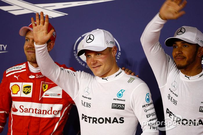 Ganador de la pole Valtteri Bottas, Mercedes AMG, segundo lugar de Lewis Hamilton, Mercedes AMG, tercer lugar Sebastian Vettel, Ferrari