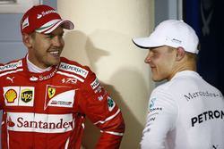 Ganador de la pole Valtteri Bottas, Mercedes AMG, tercer lugar Sebastian Vettel, Ferrari