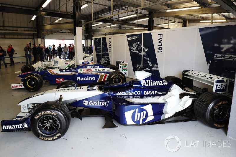 Williams BMW 2004 года рядом с машинами FW19 1997 года и FW07 1979 года