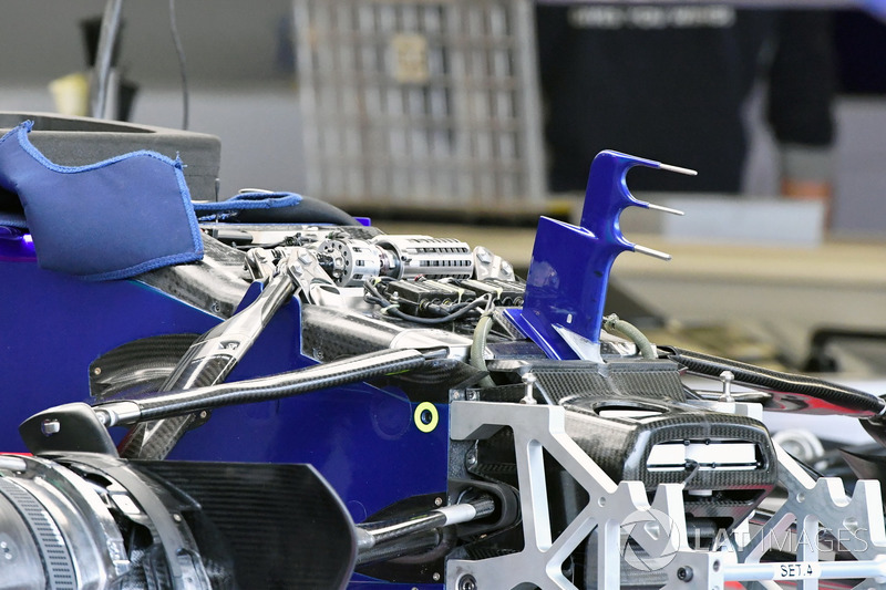 Morro del STR12 de la Scuderia Toro Rosso, y detalles del chasis