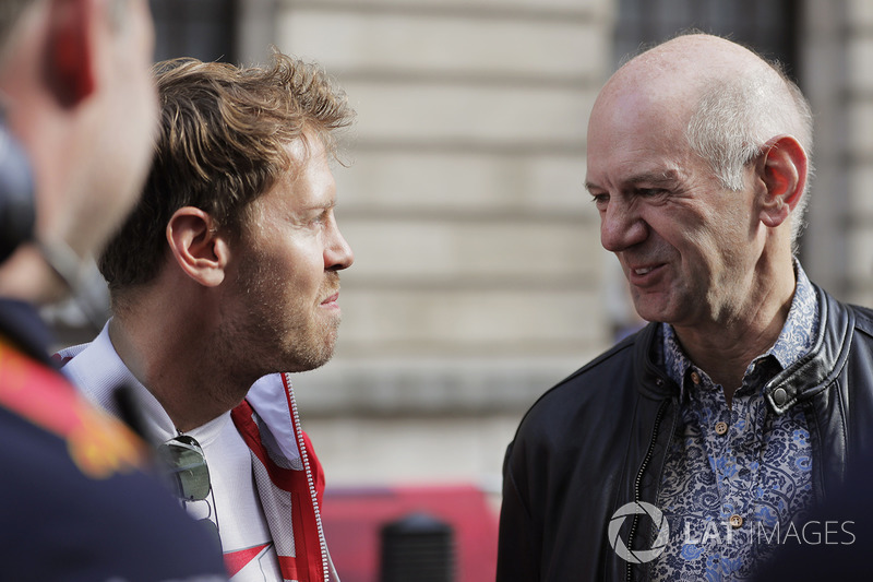 Sebastian Vettel, Ferrari; Adrian Newey, Red-Bull-Chefdesigner