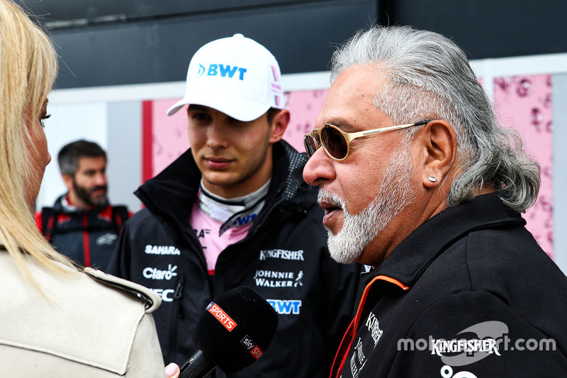 Естебан Окон і власник Force India Віджей Маллья