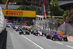 Карлос Сайнс-мол., Scuderia Toro Rosso STR12, на старті