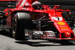 Kimi Raikkonen, Ferrari SF70H, met een wiel van de grond