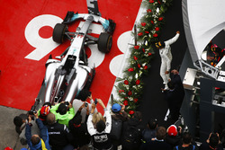 Podio: ganador de la carrera Lewis Hamilton, Mercedes AMG F1 W08, celebrates con el segundo lugar Se
