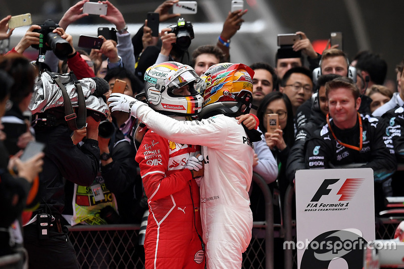 Lewis Hamilton, Mercedes AMG F1; Sebastian Vettel, Ferrari, im Parc Ferme