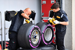 Pirelli-Techniker mit Reifen