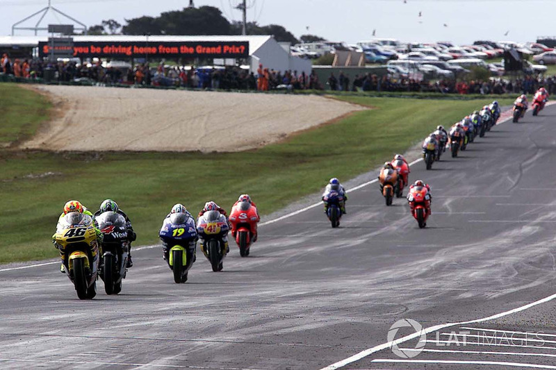 Renn-Action beim GP Australien 2001 auf Phillip Island: Valentino Rossi, Honda, führt