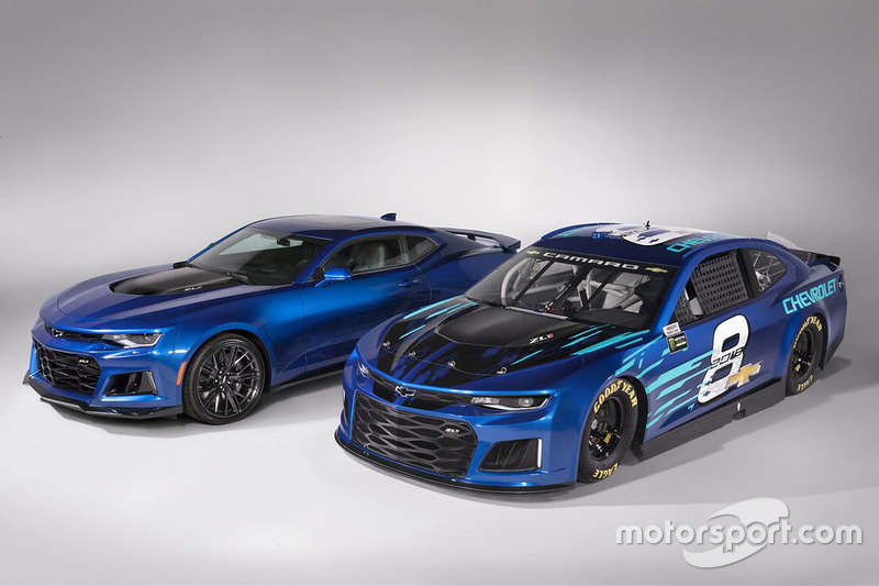 Chevrolet Camaro ZL1 für NASCAR-Saison 2018 mit der Straßenversion im Vergleich