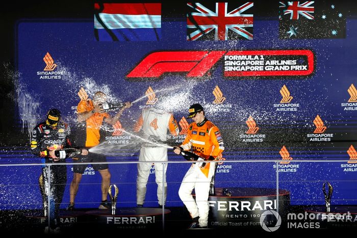 Max Verstappen, Red Bull Racing, 2ª posición, el delegado del trofeo McLaren, Lando Norris, McLaren F1 Team, 1ª posición, Oscar Piastri, McLaren F1 Team, 3ª posición, rocía Champán en el podio.
