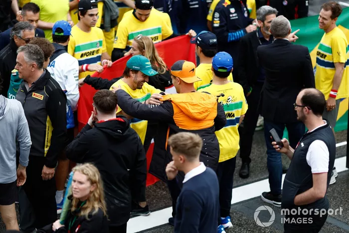 Fernando Alonso, Aston Martin F1 Team, Lando Norris, McLaren F1 Team, antes da corrida em memória de Senna