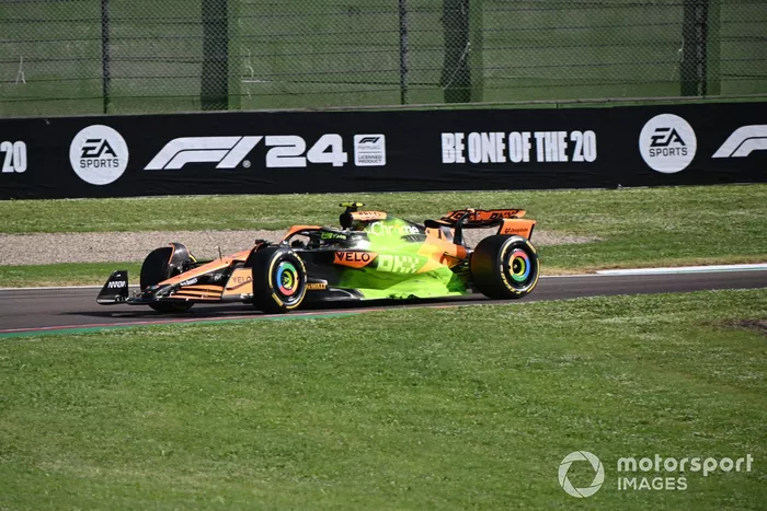Lando Norris, McLaren MCL38, couvert de flow-viz