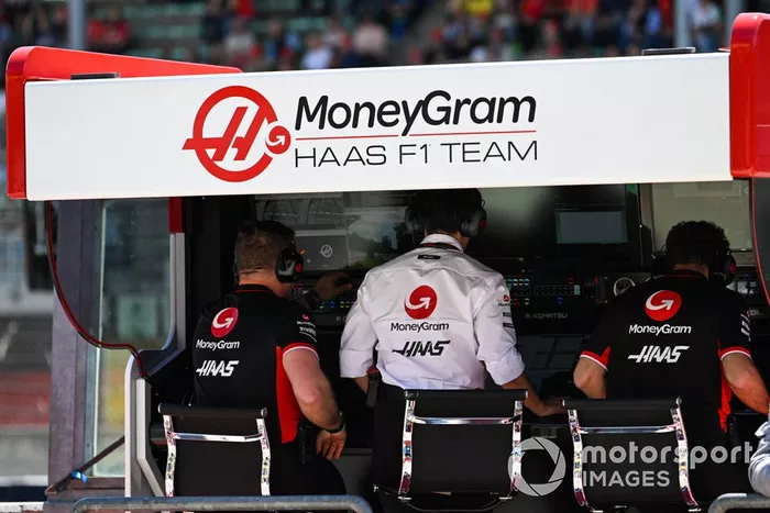 Ayao Komatsu, directeur de l'équipe Haas F1 Team, assis sur le muret des stands