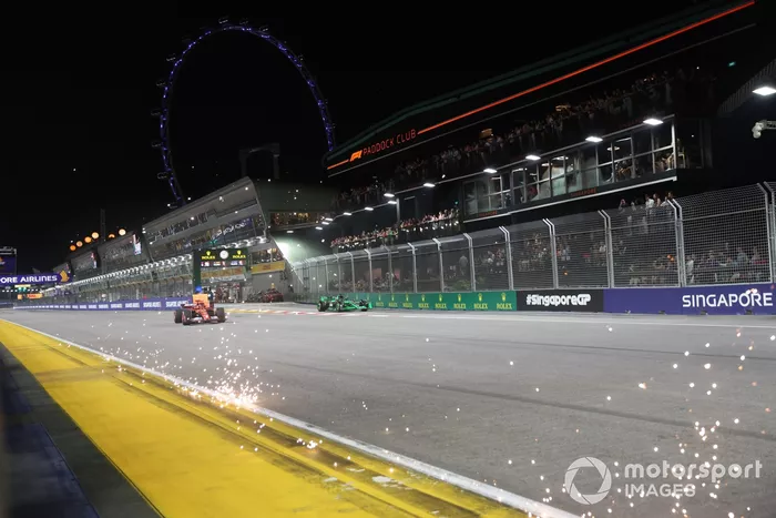Saltan chispas al acercarse Charles Leclerc, Ferrari SF-24, Valtteri Bottas, Stake F1 Team KICK Sauber C44
