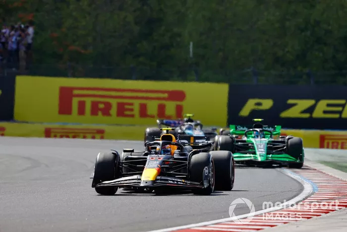 Sergio Pérez, Red Bull Racing RB20, Zhou Guanyu, Stake F1 Team Kick Sauber C44, Pierre Gasly, Alpine A524