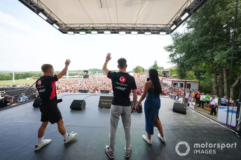 Kevin Magnussen, Haas F1 Team, Nico Hulkenberg, Haas F1 Team, sur scène lors d'une manifestation de supporters