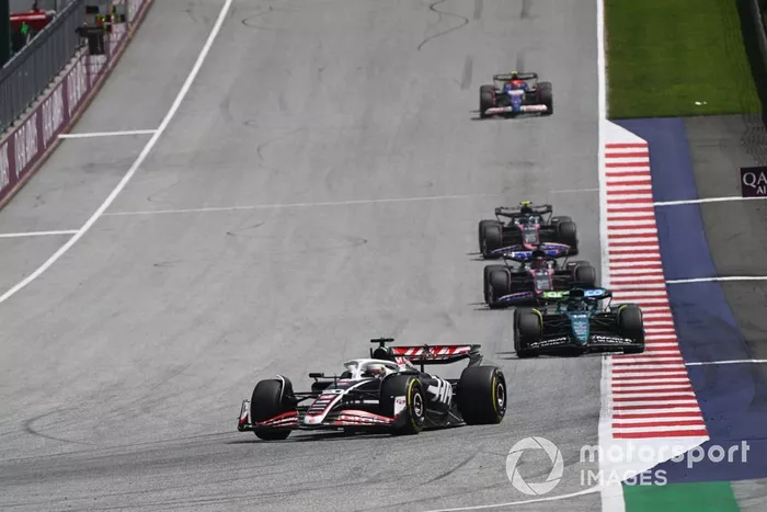 Kevin Magnussen, Haas VF-24, Lance Stroll, Aston Martin AMR24, Esteban Ocon, Alpine A524, Pierre Gasly, Alpine A524