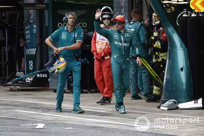 Fernando Alonso, Aston Martin F1 Team, saluda a los aficionados tras la clasificación