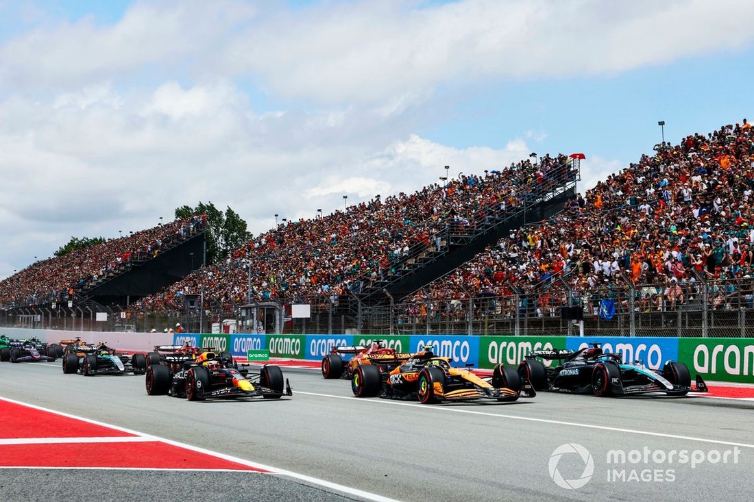 George Russell, Mercedes F1 W15, Lando Norris, McLaren MCL38, Max Verstappen, Red Bull Racing RB20, Lewis Hamilton, Mercedes F1 W15, Carlos Sainz, Ferrari SF-24, el resto de la parrilla en la salida.