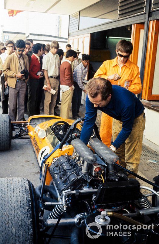 Los mecánicos trabajan en el McLaren M14A Ford de Bruce McLaren en pits