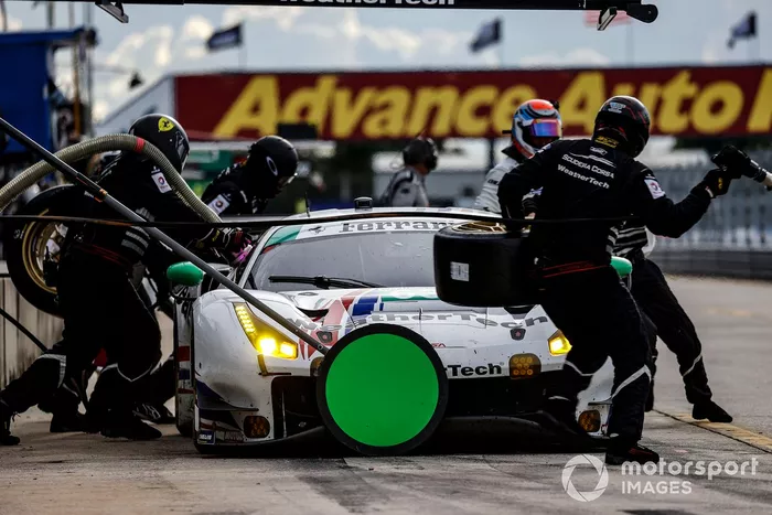 #63 Scuderia Corsa Ferrari 488 GT3, GTD: Cooper MacNeil, Toni Vilander, pit stop