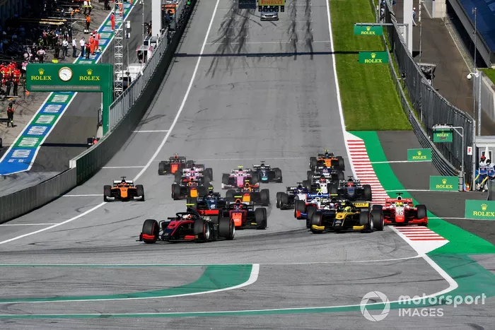 Arrancada Callum Ilott, UNI-Virtuosi, leads Guanyu Zhou, UNI-Virtuosi, Felipe Drugovich, MP Motorsport, Christian Lundgaard, ART Grand Prix, Mick Schumacher, Prema Racing