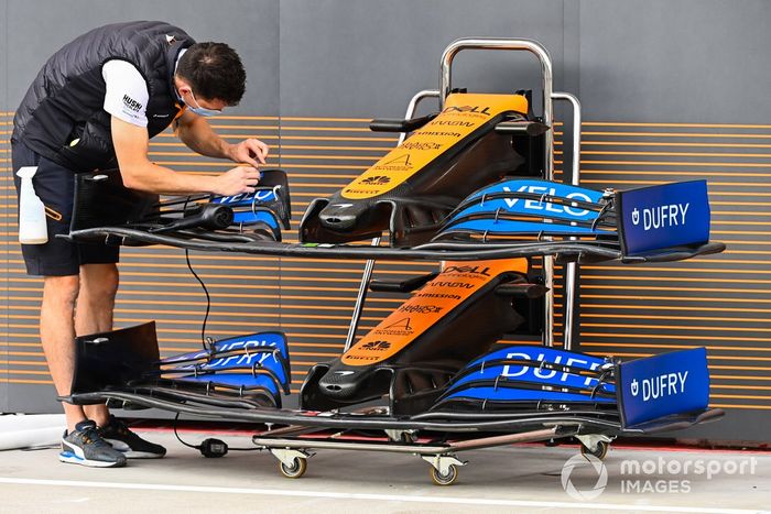 Un mecánico de McLaren trabajando en la endplate del alerón delantero