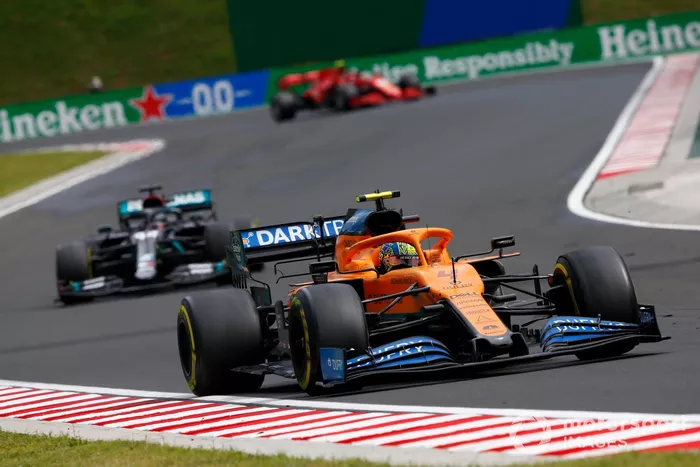 Lando Norris, McLaren MCL35, Lewis Hamilton, Mercedes F1 W11 