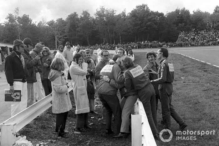 Colin Chapman é abraçado por seus mecânicos após a vitória de Emerson Fittipaldi, garantindo o Campeonato Mundial para Jochen Rindt
