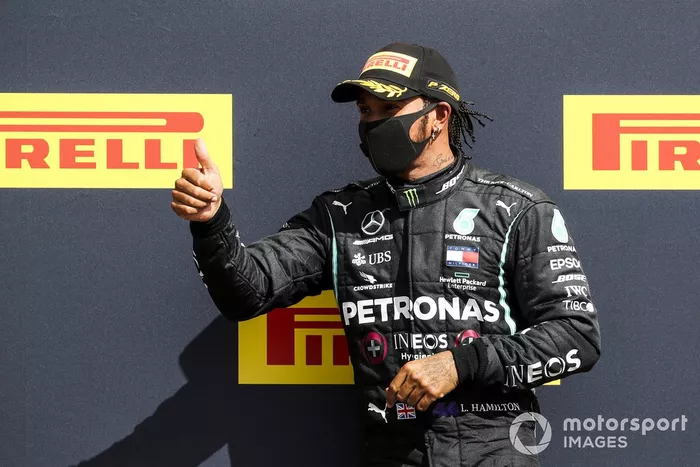 Podio: ganador Lewis Hamilton, Mercedes-AMG F1
