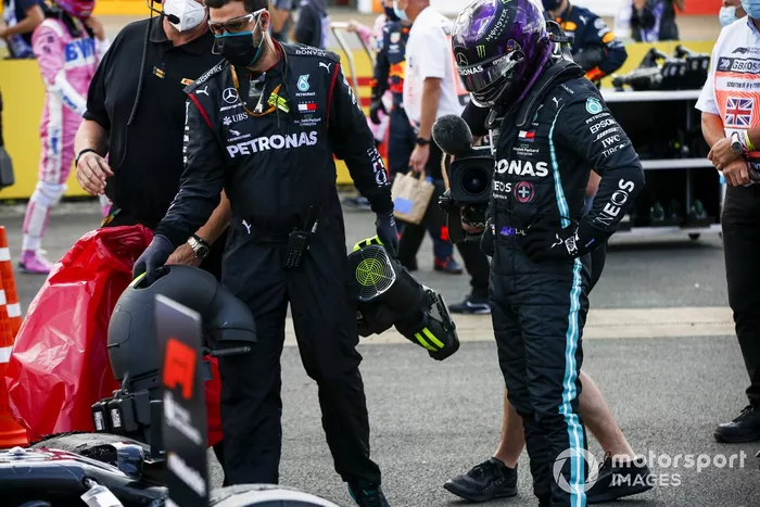 Ganador de la carrera Lewis Hamilton, Mercedes-AMG F1 en Parc Ferme 