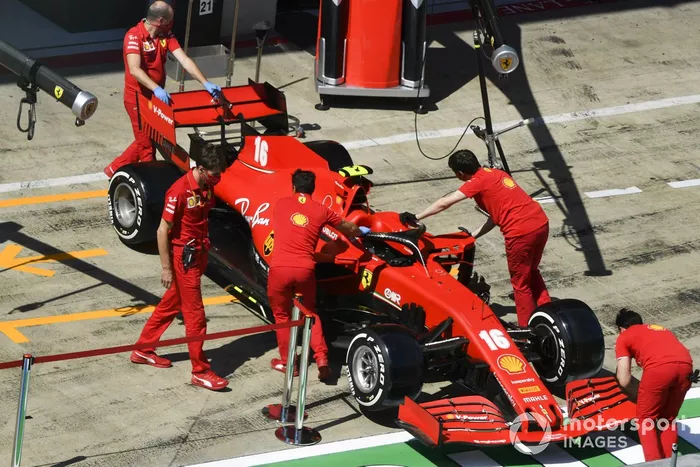 Les mécaniciens poussent la monoplace de Charles Leclerc, Ferrari SF1000 