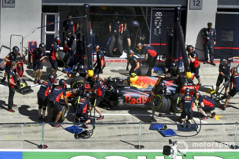 Red Bull Racing practica los pitstops