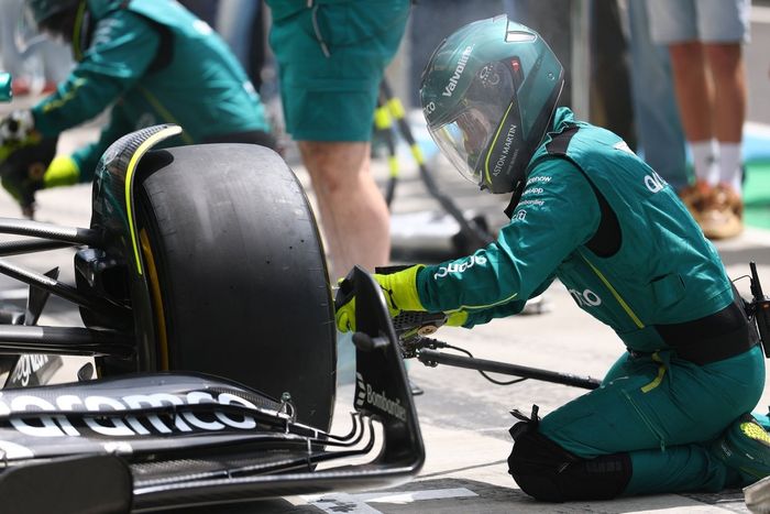 Entrenamiento en boxes del Aston Martin F1 Team.