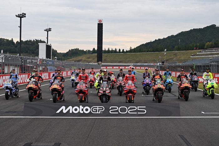 Foto de grupo de los pilotos de MotoGP