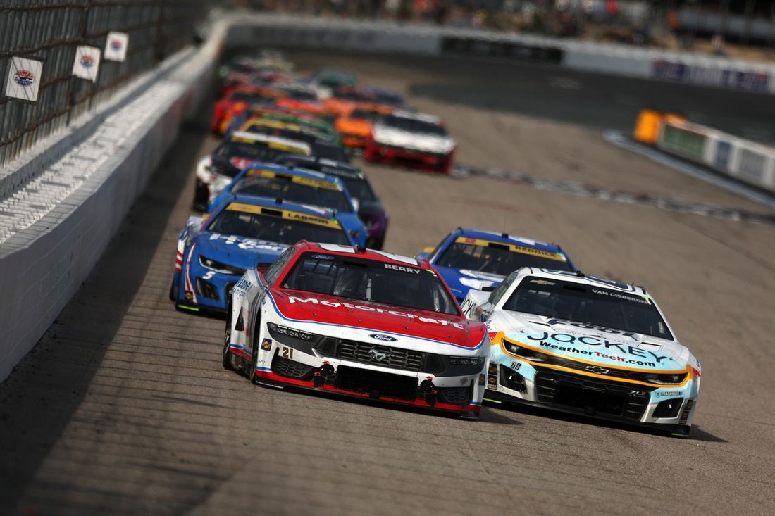 Josh Berry, Wood Brothers Racing Ford, Shane van Gisbergen, Trackhouse Racing Chevrolet