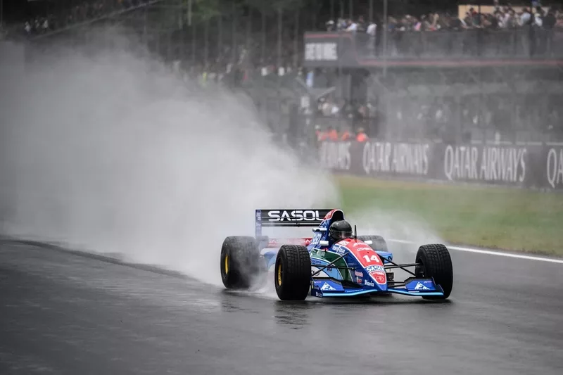 Jordan 194 Hart en piste pour l'hommage à Eddie Jordan.