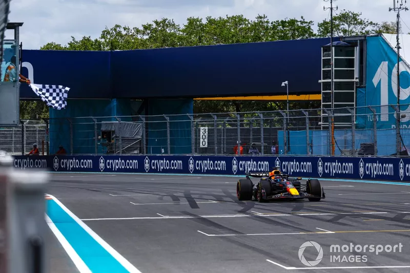 Max Verstappen, Red Bull Racing RB20, 1ère position, prend le drapeau à damier