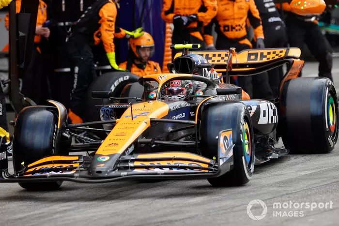 Lando Norris, McLaren MCL38, dans la voie des stands après un arrêt aux stands