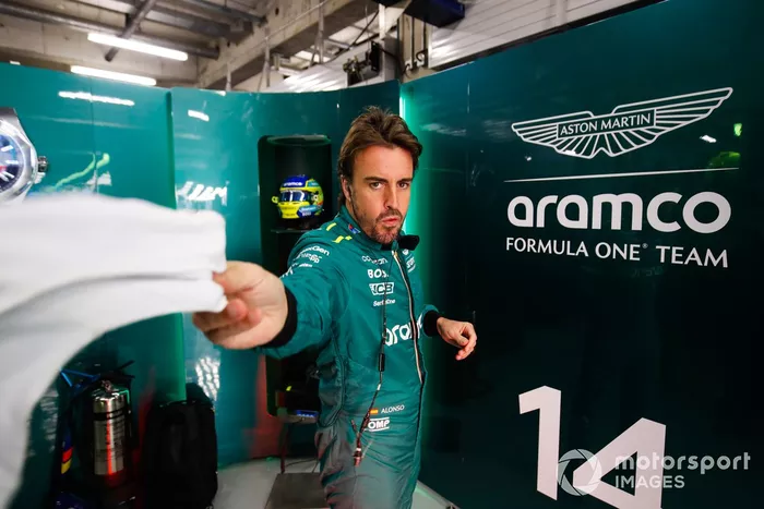 Fernando Alonso, Aston Martin F1 Team, dans le garage