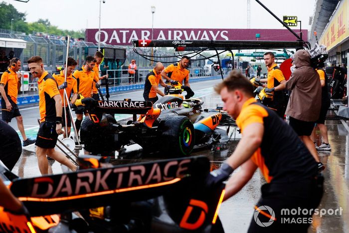Lando Norris, McLaren MCL60, en boxes durante la FP1