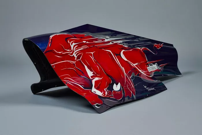 Toro pintado de Jos Pirkner en la cubierta del motor Scuderia Toro Rosso 2016